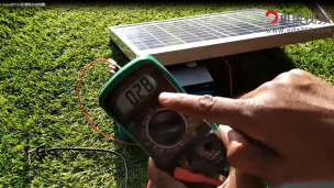 使用Solar Loom Solar的12v标准电池充电器