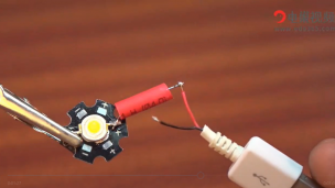 灯泡黑客把白炽灯泡转换成USB灯泡