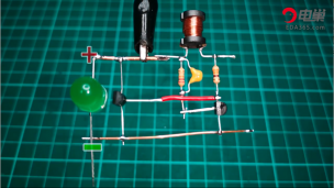 如何使用 1.5 伏电池和单绕组点亮 LED 
